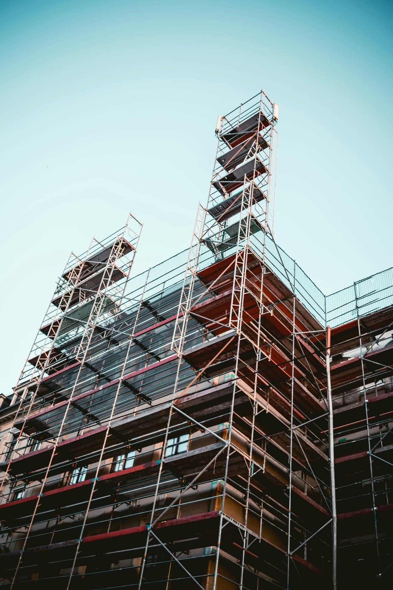 Hohes Gerüst mit Treppentürmen an einer Hausfassade